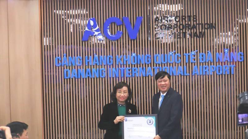 Giám đốc Sở Y tế Đà Nẵng Ngô Thị Kim Yến trao chứng nhận cho lãnh đạo Cảng Hàng không Quốc tế Đà Nẵng