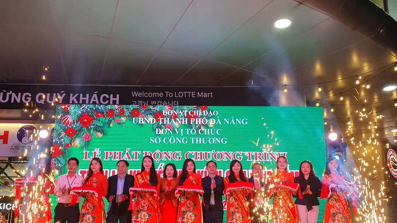 Cắt băng phát động chương trình