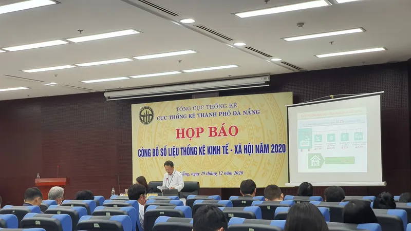 Ông Trần Văn Vũ, Cục trưởng Cục Thống kê Đà Nẵng thông báo một số vấn đề cơ bản về tình hình kinh tế - xã hội năm 2020 
