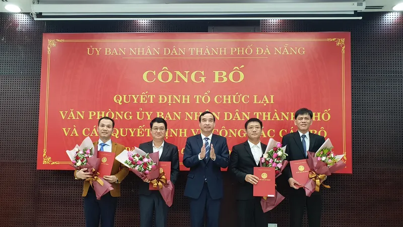 Ông Lê Trung Chinh, Chủ tịch UBND TP Đà Nẵng trao quyết công tác cán bộ đối với văn phòng UBND thành phố