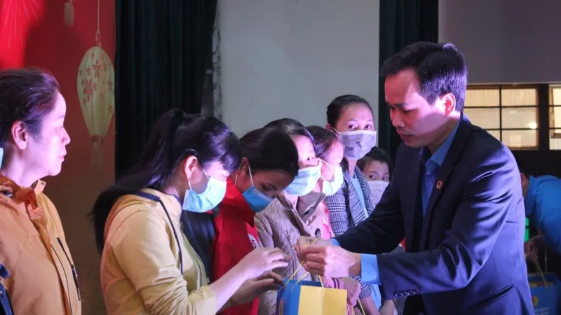Ông Nguyễn Duy Minh, Chủ tịch LĐLĐ TP Đà Nẵng trao quà cho đoàn viên, người lao động