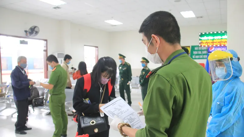 Công an thành phố tăng cường rà soát chặt chẽ người dân và phương tiện vào thành phố tại các chốt kiểm dịch 24/24