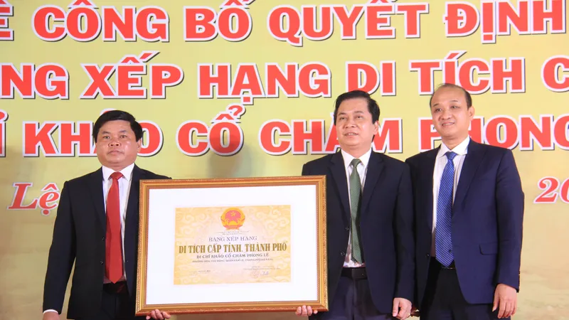 Phó Chủ tịch UBND thành phố Đà Nẵng Lê Quang Nam trao bằng xếp hạng cấp thành phố Di chỉ khảo cổ Chăm Phong Lệ