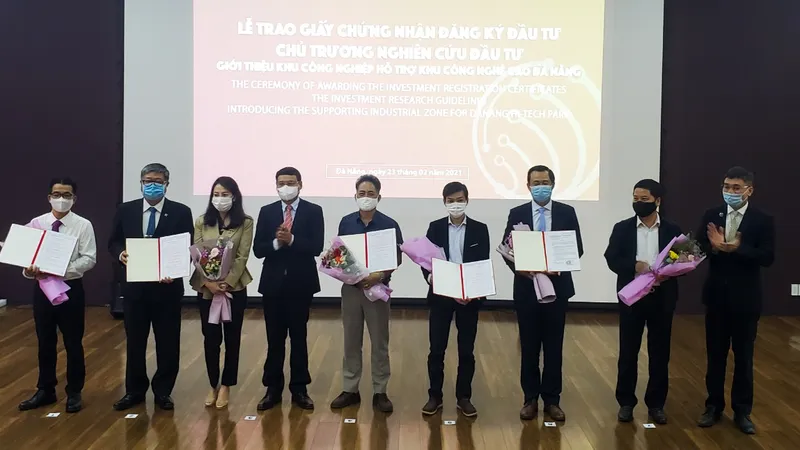 Phó Chủ tịch Thường trực UBND TP Đà Nẵng Hồ Kỳ Minh trao 6 Giấy Chứng nhận đăng ký đầu tư và 1 chủ trương nghiên cứu đầu tư cho các doanh nghiệp