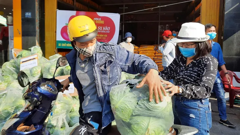 Các điểm “giải cứu” nông sản Hải Dương đồng loạt mở bán vào sáng 25-2 được người đi đường quan tâm