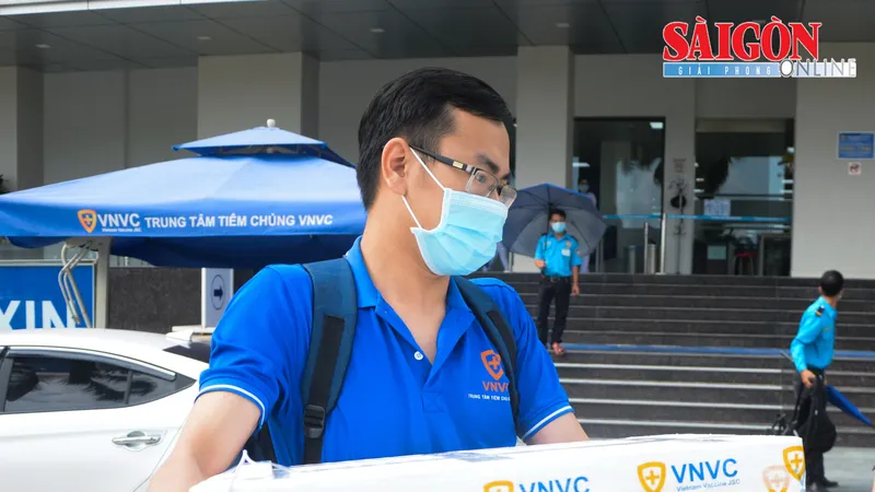 100 liều vaccine được chuyển từ Hệ thống Tiêm chủng VNVC Đà Nẵng đến Trung tâm Kiểm soát bệnh tật TP Đà Nẵng