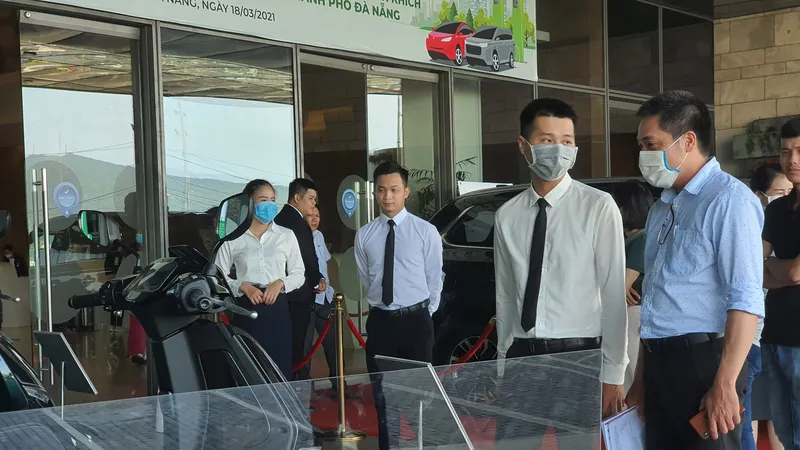 Khách tham quan xe ô tô điện do doanh nghiệp cung cấp tại sự kiện công bố mạng lưới các vị trí xây dựng các trạm sạc ô tô điện trên địa bàn