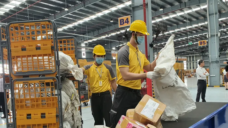 Khai trương hệ thống chia chọn bưu phẩm tự động tại miền Trung