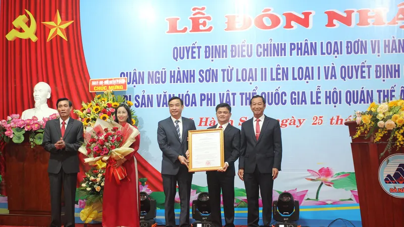 Ông Lê Trung Chinh, Chủ tịch UBND TP Đà Nẵng trao Quyết định đơn vị hành chính loại I