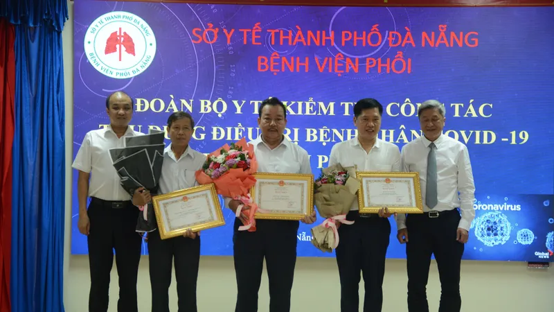 Ông Nguyễn Trường Sơn, Thứ trưởng Bộ Y tế trao tặng bằng khen cho 3 tập thể có thành tích xuất sắc trong quá trình điều trị bệnh nhân Covid-19