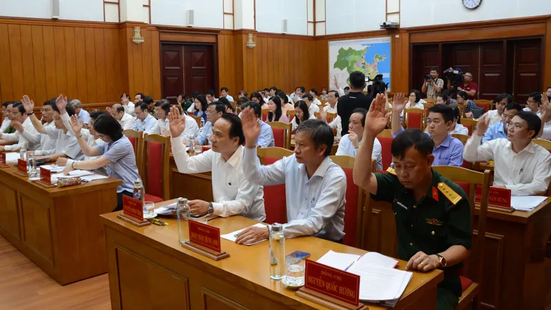 Các đại biểu biểu quyết thông qua chương trình hội nghị