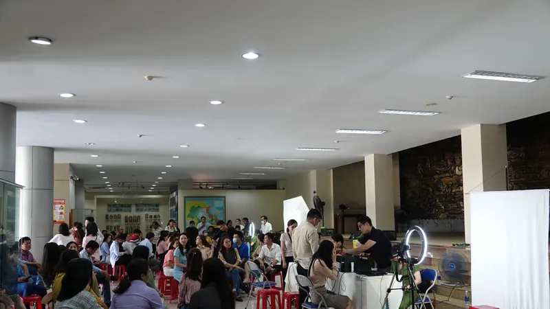 Hơn 400 người là phóng viên nhà báo, người làm báo và thân nhân tham gia thực hiện làm CCCD lưu động đặt tại Bảo tàng Đà Nẵng