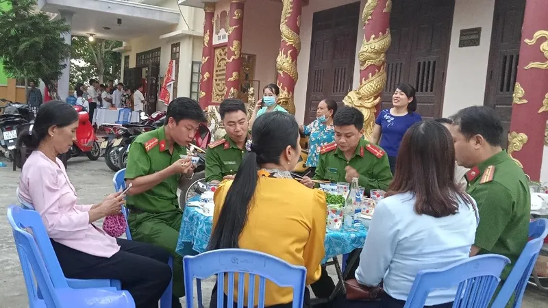 Những bữa cơm nóng ấm như thế này thật ý nghĩa với các chiến sĩ, tạo thêm động lực giúp họ hoàn thành tốt nhiệm vụ