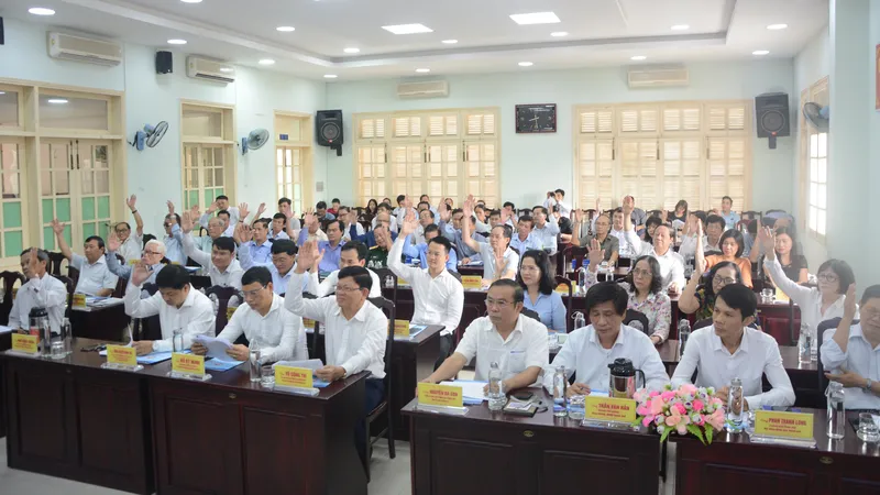 Các đại biểu dự hội nghị biểu quyết thông qua danh sách những người đủ tiêu chuẩn ứng cử