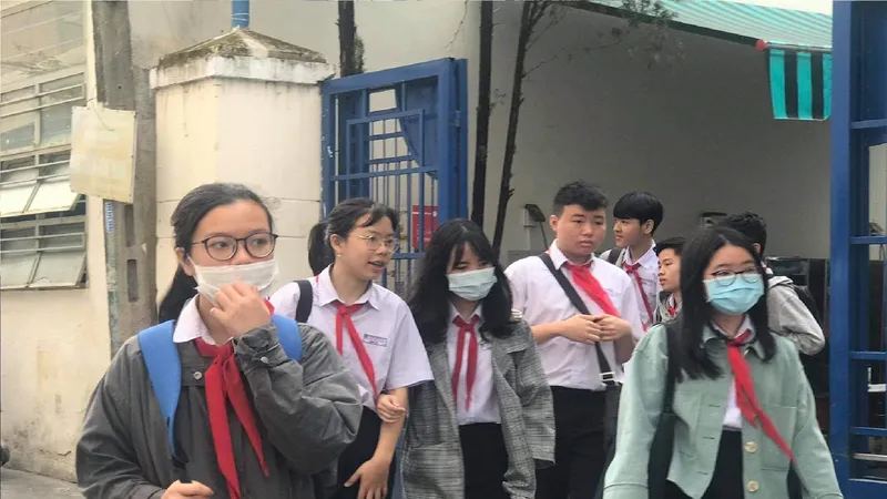 Học sinh Trường THCS Trưng Vương mang khẩu trang khi đến trường học