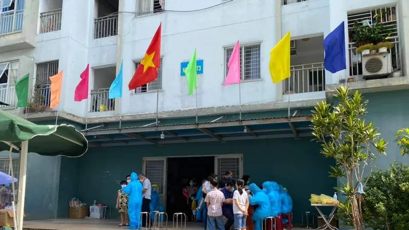 Lực lượng chức năng tiến hành phun khử khuẩn chung cư 12T3 (đường Bùi Dương Lịch, phường Nại Hiên Đông, quận Sơn Trà, TP Đà Nẵng)