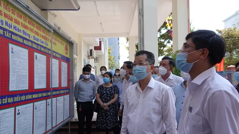 Ông Nguyễn Văn Quảng, Bí thư Thành ủy TP Đà Nẵng kiểm tra danh sách niêm yết đại biểu HĐND TP Đà Nẵng nhiệm kỳ 2021-2026 tại phường Nại Hiên Đông