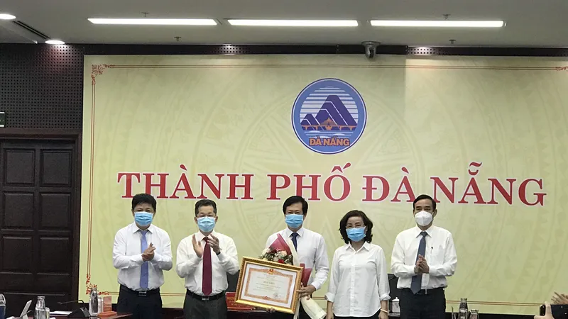 Lãnh đạo TP Đà Nẵng trao Bằng khen của Thủ tướng Chính phủ cho CDC Đà Nẵng