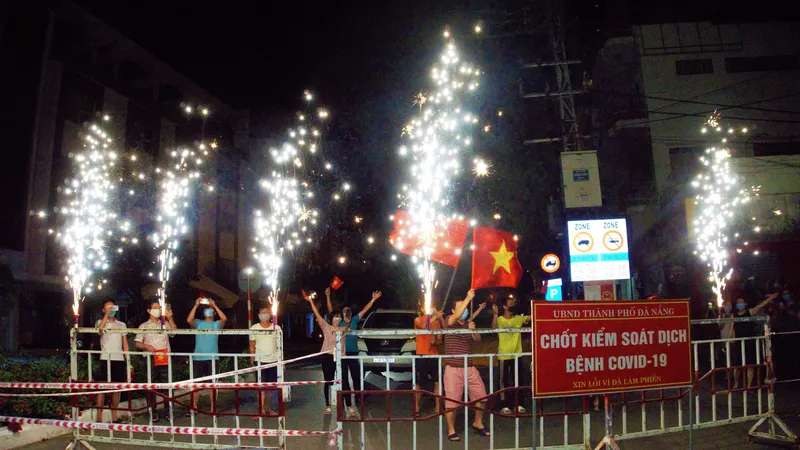 Người dân khu phong tỏa gần bar New Phương Đông vui mừng khi được dỡ phong tỏa