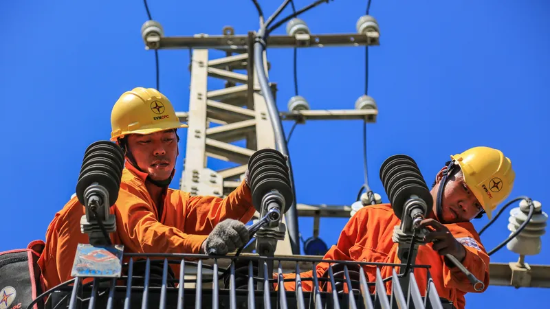 EVNCPC tăng cường xử lý lưới điện trước mùa nắng nóng gay gắt để bảo đảm cấp điện cho khách hàng