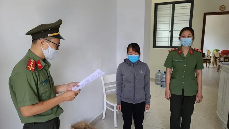 Cơ quan điều tra tống đạt quyết định khởi tố vụ án, khởi tố bị can đối với Nguyễn Thị Kim Anh