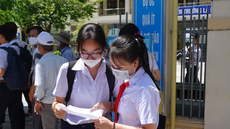 Các thí sinh thảo luận sau khi kết thúc môn thi đầu tiên
