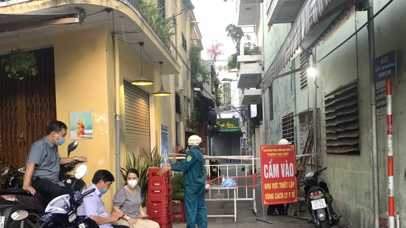 Lực lượng chức năng lập chốt chặn kiểm soát nguy cơ tại nơi bệnh nhân N.V.H. cư trú vào chiều 18-6