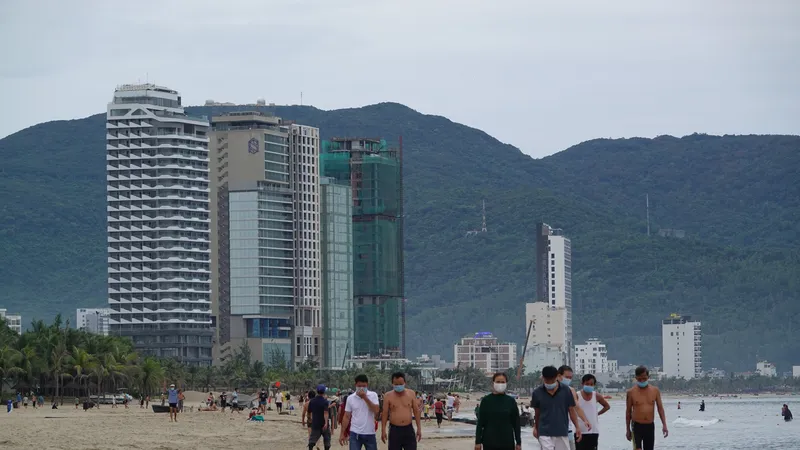 Người dân Đà Nẵng tắm biển 