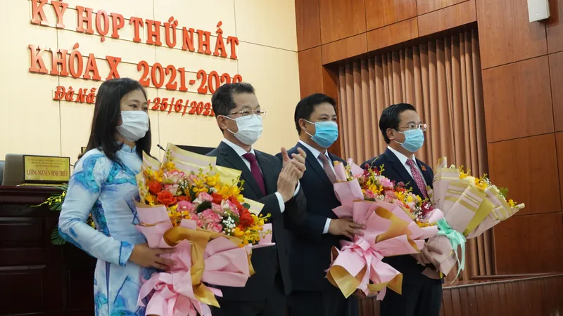Bí thư Thành ủy Đà Nẵng tặng hoa chúc mừng các thành viên Thường trực HĐND TP Đà Nẵng khoá mới