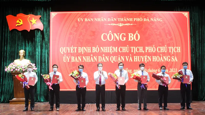 Ông Nguyễn Văn Quảng, Bí thư Thành ủy TP Đà Nẵng trao quyết định bổ nhiệm cho các Chủ tịch UBND quận và huyện đảo Hoàng Sa