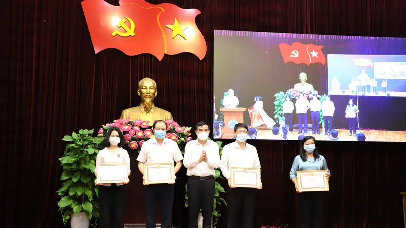 Ông Lê Trung Chinh, Phó Bí thư Thành ủy, Chủ tịch UBND TP Đà Nẵng trao bằng khen cho 4 tập thể lãnh đạo, quản lý hoàn thành xuất sắc nhiệm vụ năm 2020