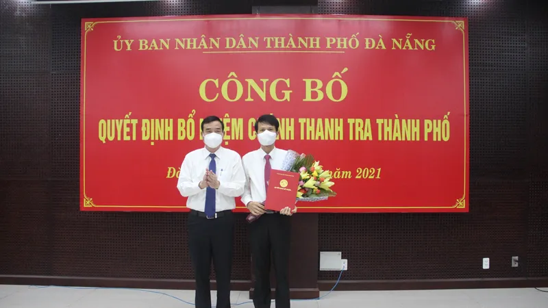 Ông Lê Trung Chinh, Chủ tịch UBND TP Đà Nẵng trao quyết định bổ nhiệm tân Chánh Thanh tra TP Đà Nẵng cho ông Phan Thanh Long