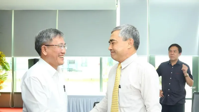 Ông Nguyễn Quang Thanh, Giám đốc Sở Thông tin - Truyền thông Đà Nẵng bắt tay ông Nguyễn Minh Hồng, Chủ tịch Hội Truyền thông số Việt Nam