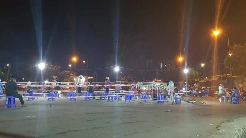 Đà Nẵng cũng đặt ra yêu cầu phải hoàn thành việc xét nghiệm SARS-CoV-2 cho tiểu thương, người lao động làm việc tại cảng cá Thọ Quang trong ngày 26-7
