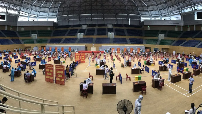 Các đơn vị thực hiện tiêm chủng bố trí bàn khám sàng lọc, tư vấn, bàn tiêm và khu vực ngồi chờ theo dõi triệu chứng cho người đến tiêm chủng
