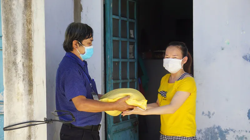 Tổ Covid-19 cộng đồng đại diện tặng những suất nhu yếu phẩm và tiền mặt giúp những hộ khó khăn vượt qua dịch bệnh