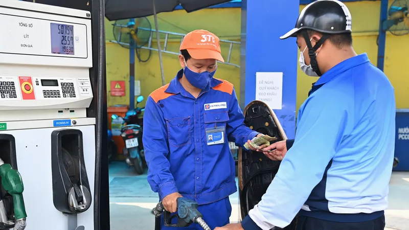 Chiều nay 26-8, giá xăng giảm mạnh do dịch Covid-19