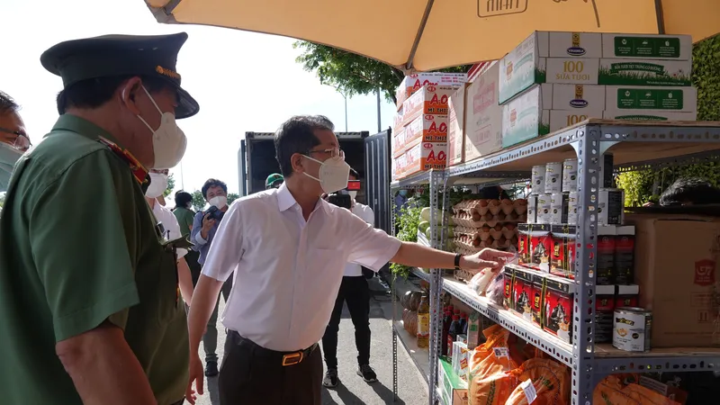 Ông Nguyễn Văn Quảng, Bí thư Thành ủy Đà Nẵng và ông Vũ Xuân Viên, Giám đốc Công an Đà Nẵng đến kiểm tra 1 điểm cung ứng nhu yếu phẩm tại quận Hải Châu