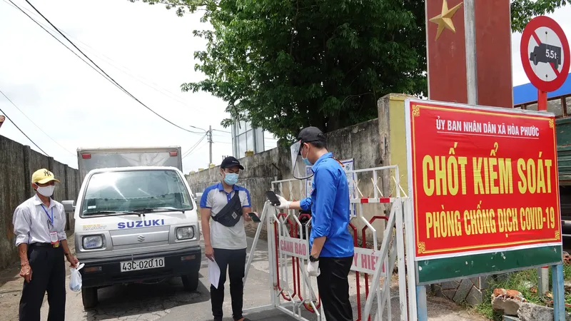 Khai báo y tế online tại lối vào thôn Nhơn Thọ 2, xã Hòa Phước
