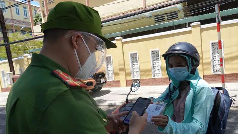 Các trường hợp ra ngoài không có giấy đi đường mã QR hoặc không có lý do chính đáng như đi khám bệnh, tiêm chủng... đều được yêu cầu quay về 