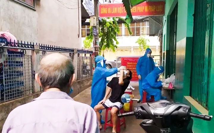 Tổ chức xét nghiệm SAR-CoV-2 ở phường Thanh Bình (quận Hải Châu, TP Đà Nẵng)