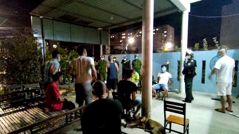 Công an bắt quả tang nhóm 10 người tụ tập ăn nhậu, hát karaoke 