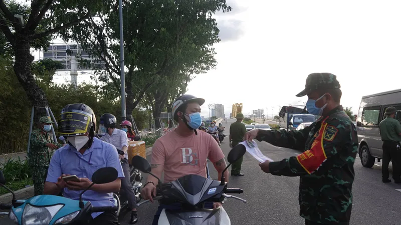 Kiểm soát giấy đi đường tại gần khu vực cầu Rồng (quận Sơn Trà, TP Đà Nẵng)