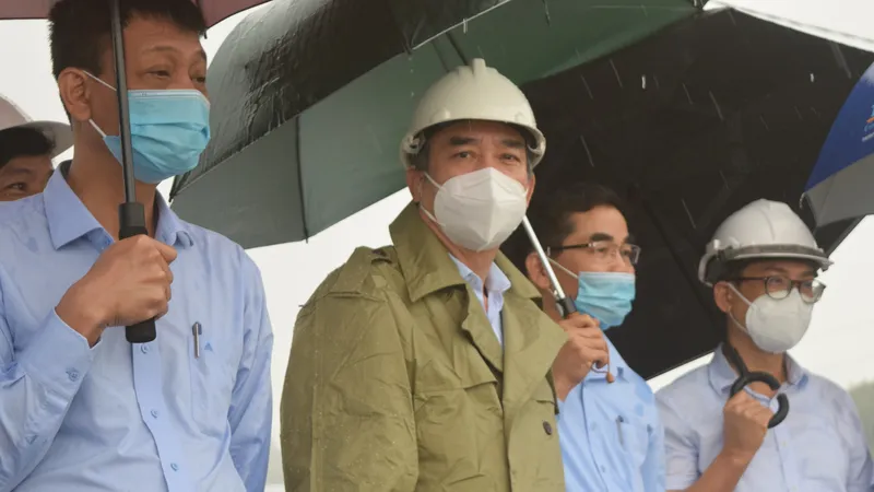 Ông Lê Trung Chinh, Chủ tịch UBND TP Đà Nẵng kiểm tra công tác phòng, chống lũ tại đập dâng An Trạch (huyện Hòa Vang)