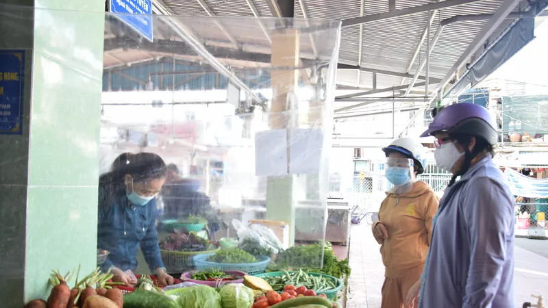 Người dân đi chợ với tâm trạng phấn khởi