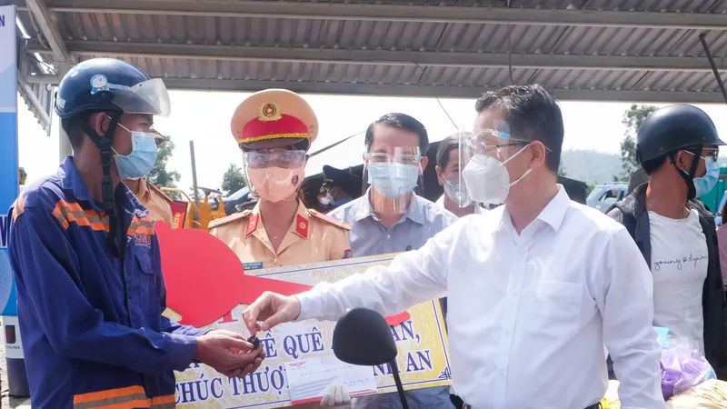 Trao xe máy cho bà con về quê