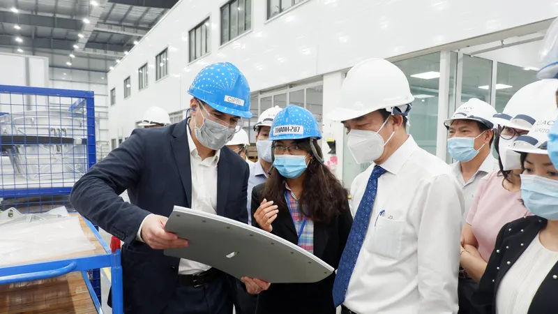 Ông Lê Trung Chinh, Chủ tịch UBND TP Đà Nẵng đi thăm, động viên người lao động, hoạt động, mô hình sản xuất tại Công ty TNHH Unversal Alloy Corporation Việt Nam (TP Đà Nẵng)