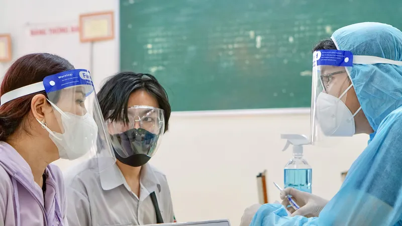 Khám sàng lọc cho học sinh trước khi tiêm ở TPHCM. Ảnh: HOÀNG HÙNG