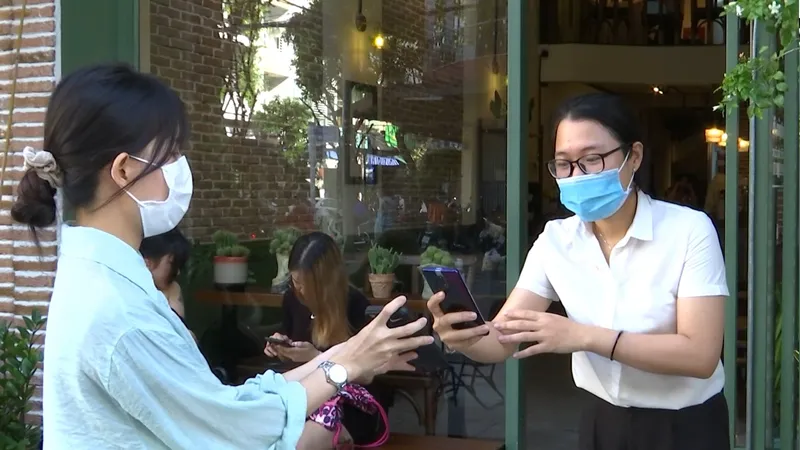 Thông thường, các cơ sở sẽ có một nhân viên đứng tại nơ ra vào để thực hiện quét mã QR 