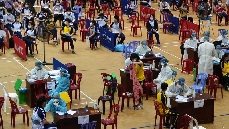 Tiêm chủng cho học sinh lớp 8, 9 tại điểm tiêm Cung Thể thao Tiên Sơn